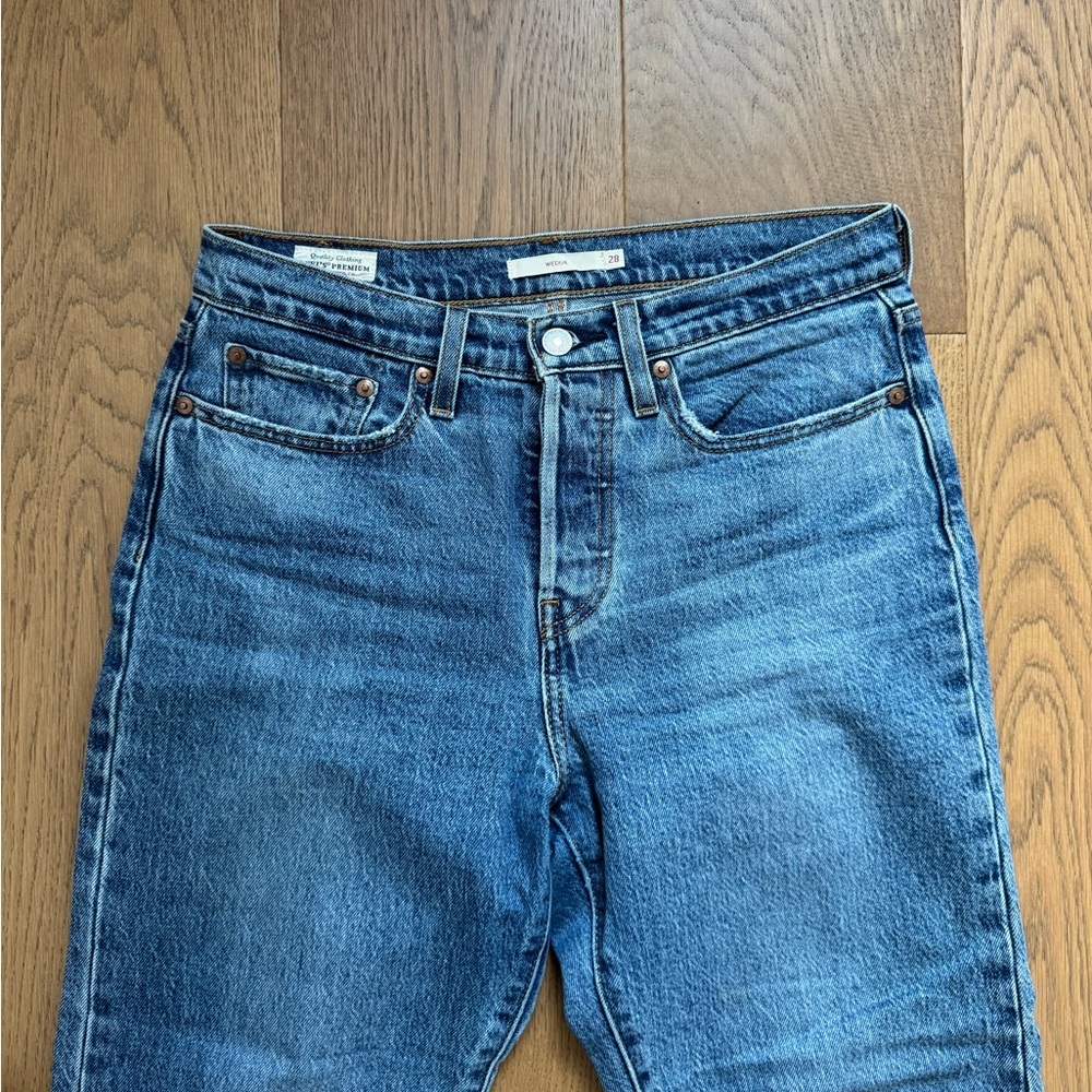 Levi's Wedgie Icon Denim Taper Jeans - Size 28 - EUC - Medium Blue Wash - Picture 2 of 7